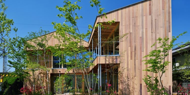 レッドシダーサイディング＋クリアー塗装　木と緑に囲まれた社屋事例